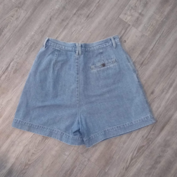 Liz Wear Jean Shorts - Picture 2 of 3